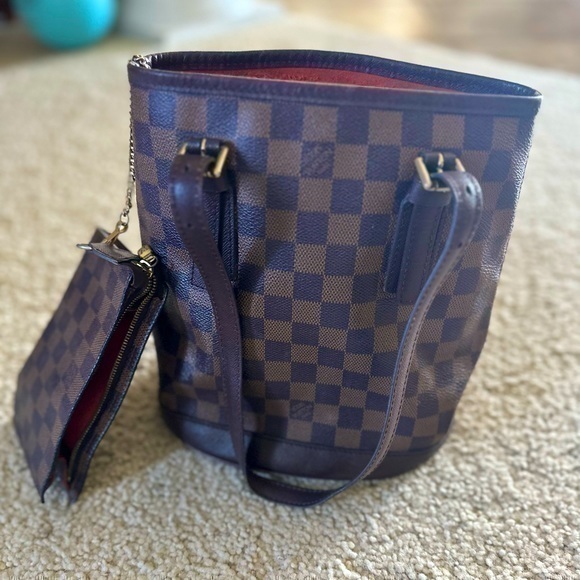 Authentic Louis Vuitton Damier Marais Bucket Shoulder Tote Bag w matching pouch. - Picture 1 of 16